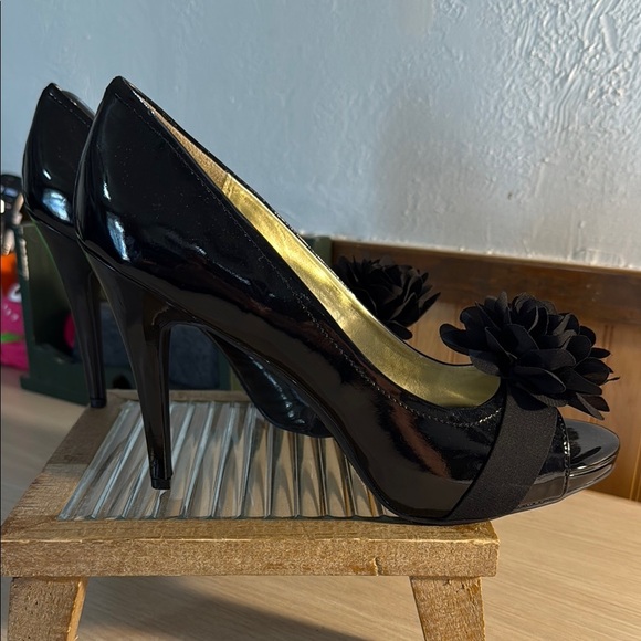 Carlos by Carlos Santana Cupcake Stiletto Black Patent Heel - Picture 2 of 8